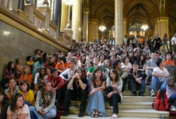 Jeleket adni, jeleket hagyni