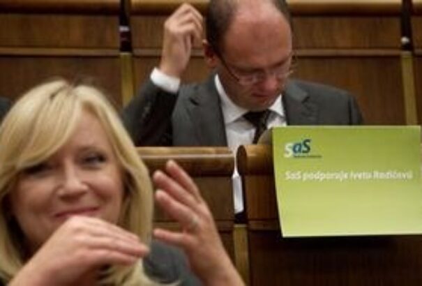 Bukik a Radičová-kormány?