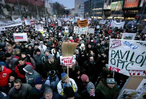 Gorillák, tömeg, agresszió – ennyi volt a forradalom? Tüntetésen jártunk