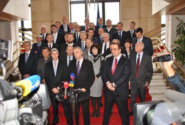 Ezzel a bandával nem szabadulunk meg Ficotól