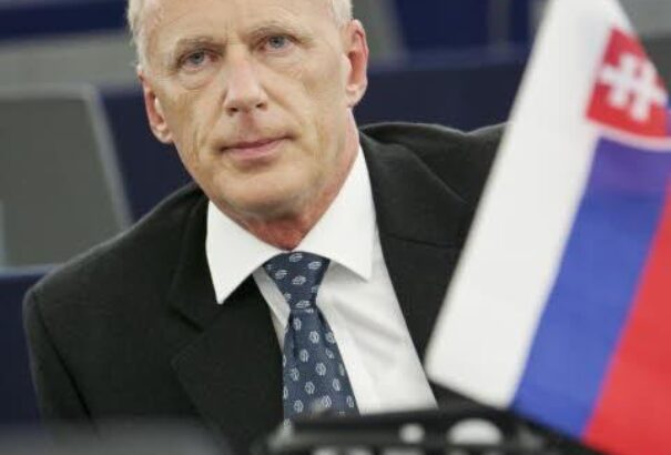 Az SNS nekiment Lajčáknak a migrációs paktumot támogató kijelentései miatt