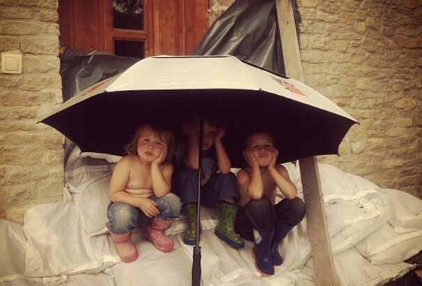 Fiúk a gáton – árvíz 2013