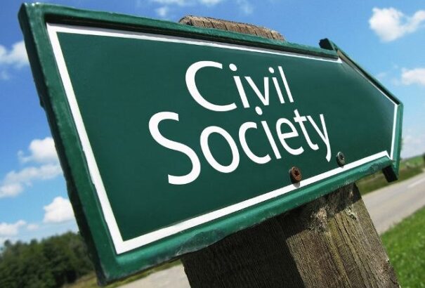 Itt a civil, hol a civil?