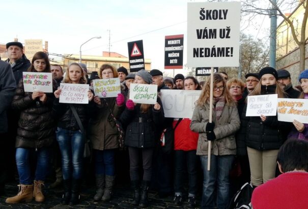 300 magyar a parlament előtt