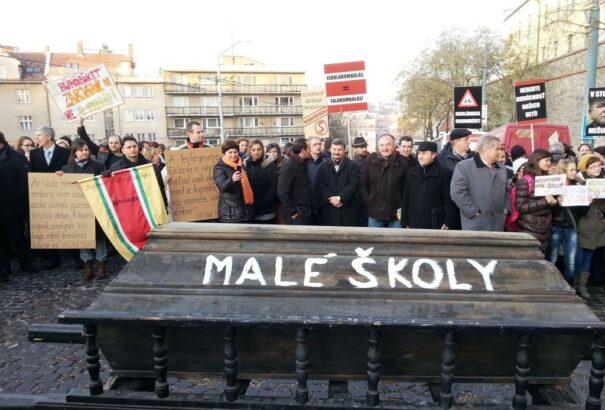 „Támogatom a magyar iskolák megszüntetését” – Válasz