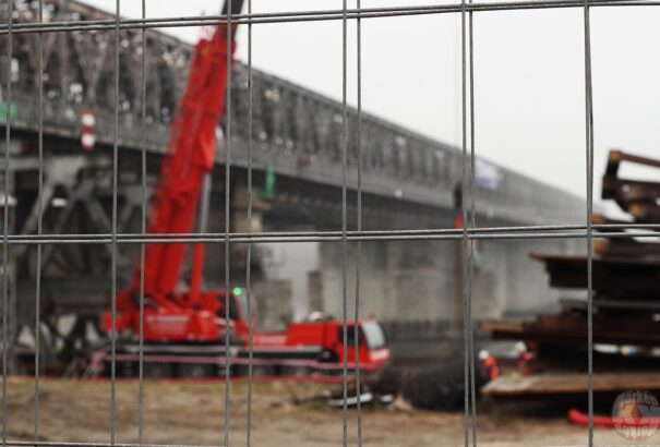 Hídbontás és hídépítés