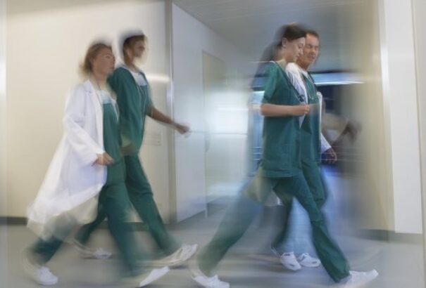 Tudja-e pótolni a védelmi minisztérium a több mint 650 távozó nővért?