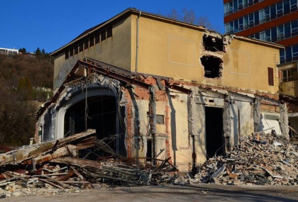 Így bontják a legendás pozsonyi PKO-t (képgaléria)