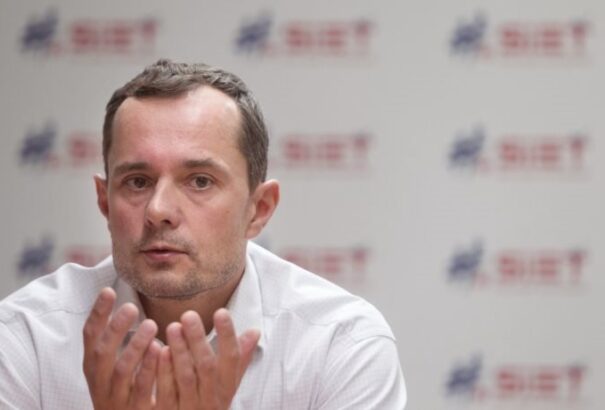 A Sieť új stratégiája: nyílt harc a Smerrel