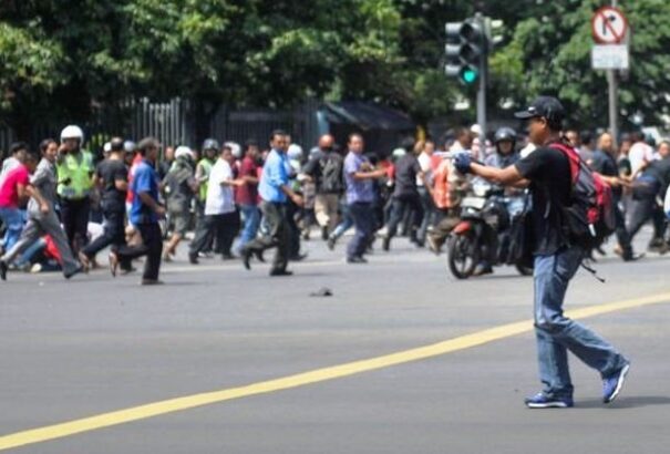 Terror Jakartában. Hét halott az Iszlám Állam támadása után – frissítve