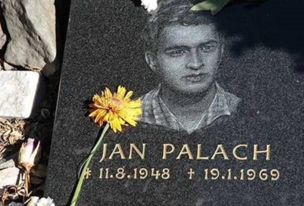 Emlékművet kapott Prágában Jan Palach, a szovjet megszállás ellen önégetéssel tiltakozó cseh egyetemista