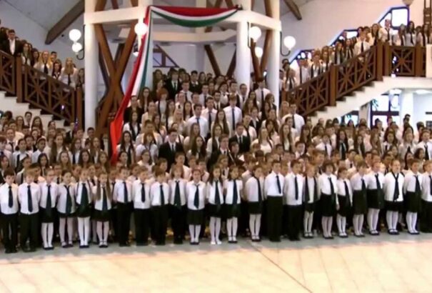 Több tízezren szavalták közösen a Himnuszt és a Nemzeti dalt határokon belül és túl