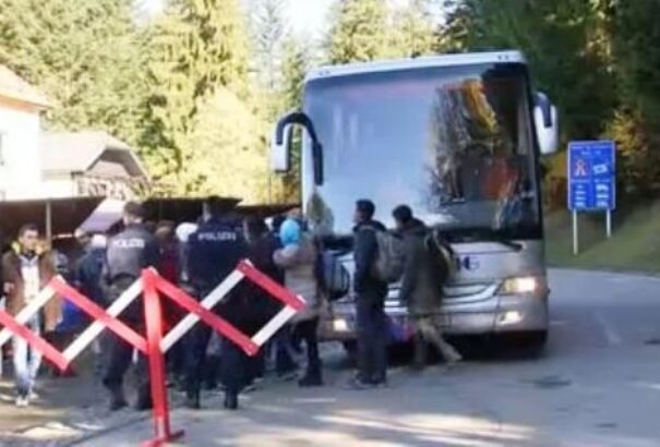 Egy busznyi migránst kapott Angela Merkel a bajoroktól