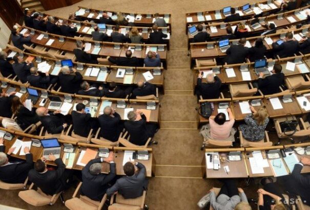 MVK felmérés: Bugárék süllyednek, parlamentben az MKP