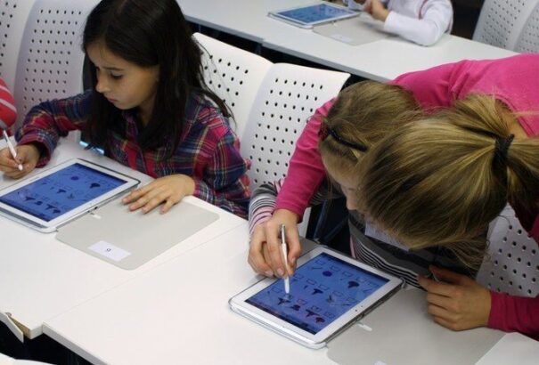 Miközben a tanárok sztrájkkészültségben vannak, az állam 20 millió eurót költ informatizációra