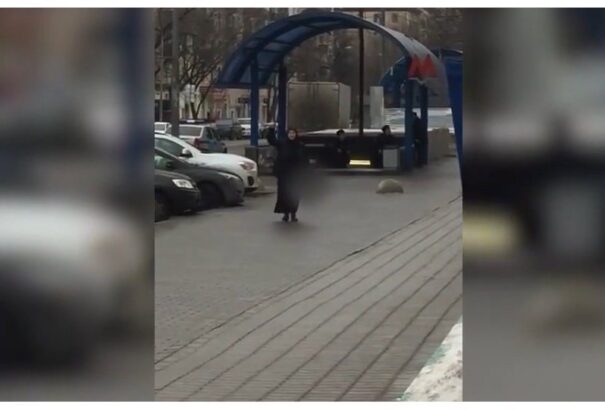 Egy feketeruhás nő egy levágott fejjel a kezében mászkált a moszkvai metróállomásnál (Videó +18)