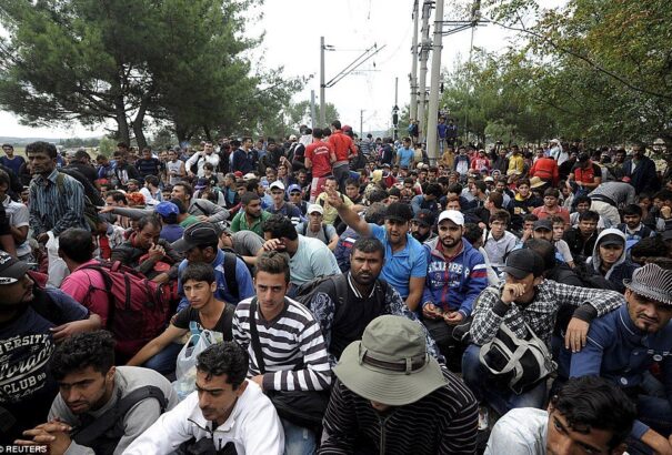 Áttörték a migránsok a macedón-görög határt