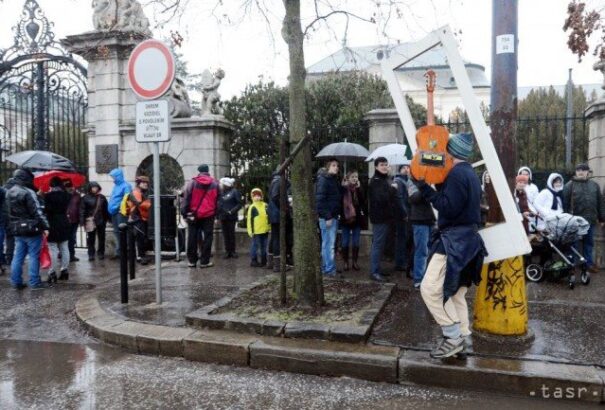 A tanárok a Kormányhivatal épülete előtt tiltakoznak