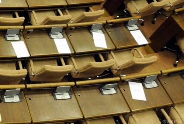 Eddig 21 jelölt esett ki a parlamenti székekért folytatott harcból