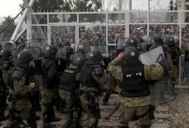 Egy pletyka miatt törtek át a macedón határon a migránsok – Videó