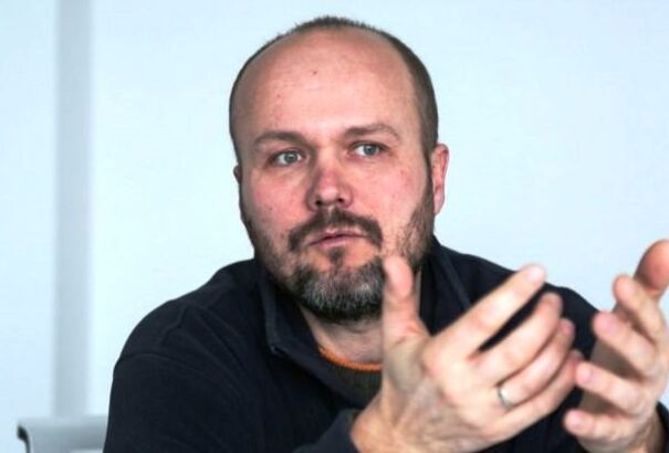 A Gorilla irat szerzője: A SIS ezer sebből vérzik. Tele van üzletemberekkel