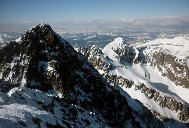 A Lomnici-csúcson sárga hó hullik (videó)