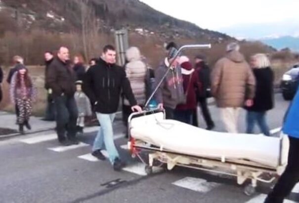 Kórházi ágy mint forgalomkorlátozó eszköz. Alojz Hlina és a zsolnaiak így támogatták a nővéreket