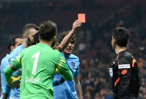 Pólóra került a játékvezetőt kiállító focista