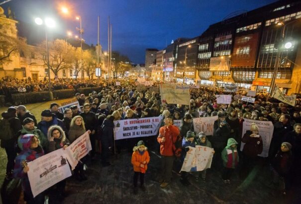 Közel négyezren tüntetnek Pozsonyban a tanári fizetésemelésért