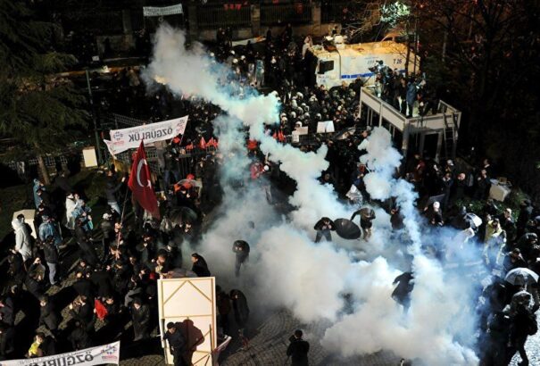 A török rendőrség elfoglalta a legnépszerűbb napilap székházát