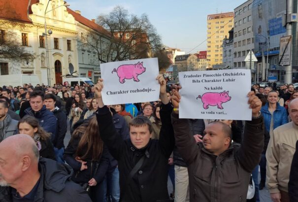 „Ezzel a kormánnyal nem fog menni” – tüntetés az SNP téren az alakuló kormánykoalíció ellen