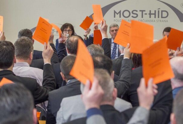 A Most-Híd Országos Tanácsa ma dönt a koalícióról – és a párt sorsáról