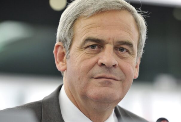 Klaus Iohannis visszavonta Tőkés László román állami kitüntetését