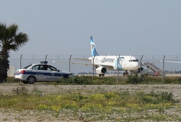 Eltérítették az egyiptomi légitársaság gépét – őrizetben a túszejtő (Frissítve)