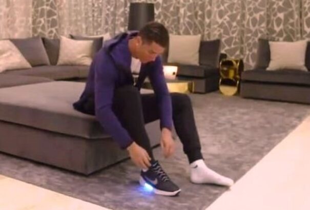 Itt az önmagát befűző cipő. CR 7 már ki is próbálta (videó)
