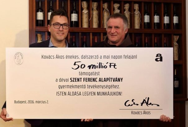 Ákos kibékült a Telekommal és 50 milliót utalt Böjte Csaba alapítványának