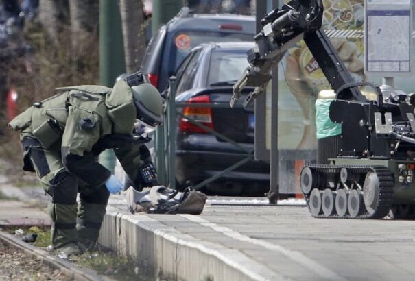 Razzia Brüsszelben: 1 halott, 3 robbanás. Aknakereső robotot is bevetettek