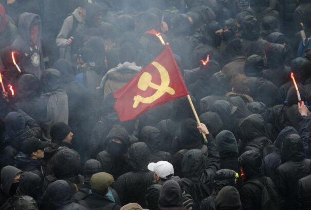 Tömegdemonstrációk Franciaországban: összecsapások, törölt járatok, munkatörvényköny