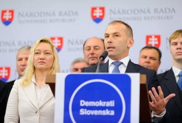 Kaník pártja visszalépett és az SaS-t támogatják