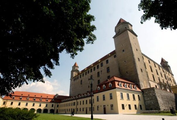 Csökken a parlamenti képviselők asszisztenseinek száma