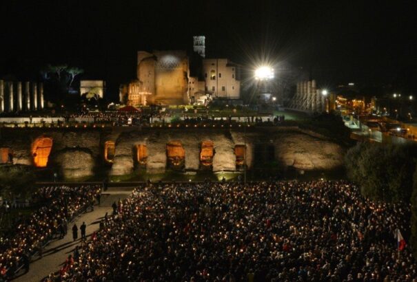 Húsvét – A mai világban keresztre feszített emberekről szólnak a római via crucis állomásait kísérő meditációk