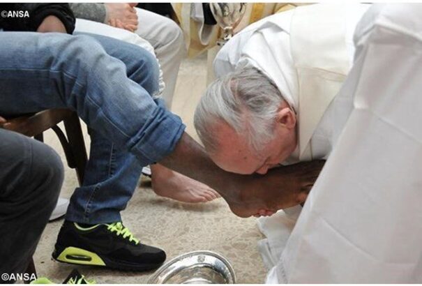 Ferenc pápa Nagycsütörtökön menekültek lábát mossa meg