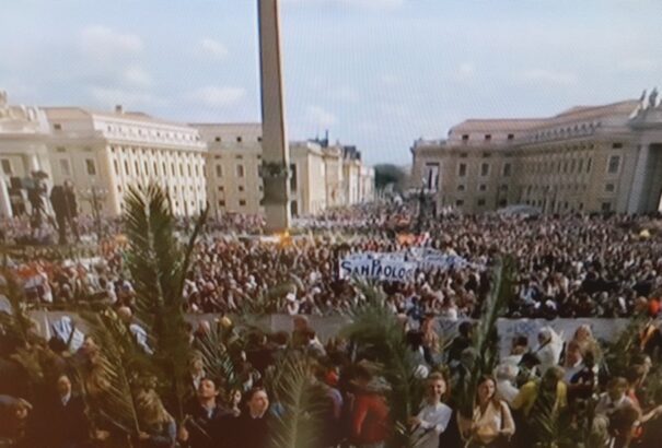 Virágvasárnap – Pálmalevelekkel és olajágakkal ünnepeltek a Szent Péter téren