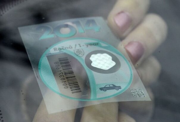 Vigyázat, büntetést kaphatunk a szélvédőn maradt régi sztrádamatricáért