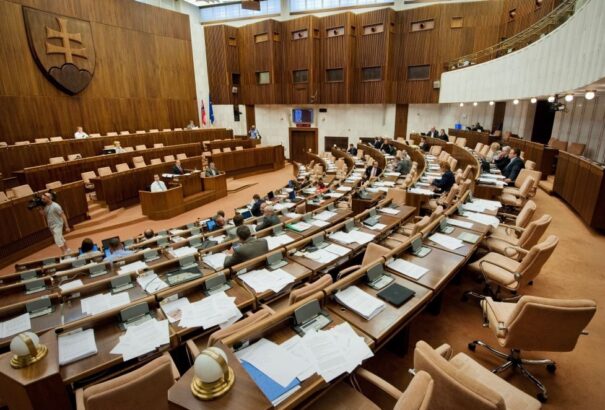 A parlamentben 77 új képviselő foglal majd helyet