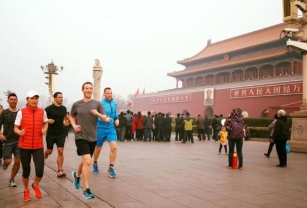 Kritizálták pekingi futásáért a Facebook-vezért