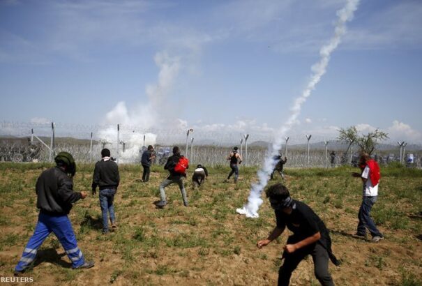 Könnygázt vetettek be a migránsok ellen a görög-macedón határon