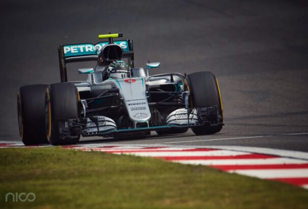 Kínai Nagydíj: Rosberg nyerte az időmérőt, Hamilton a mezőny végén