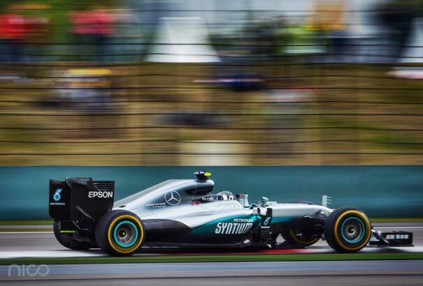 Kínai Nagydíj: Rosberg triplázott a drámai versenyen