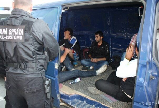 Újabb bevándorlókat akartak átcsempészni egy furgonban
